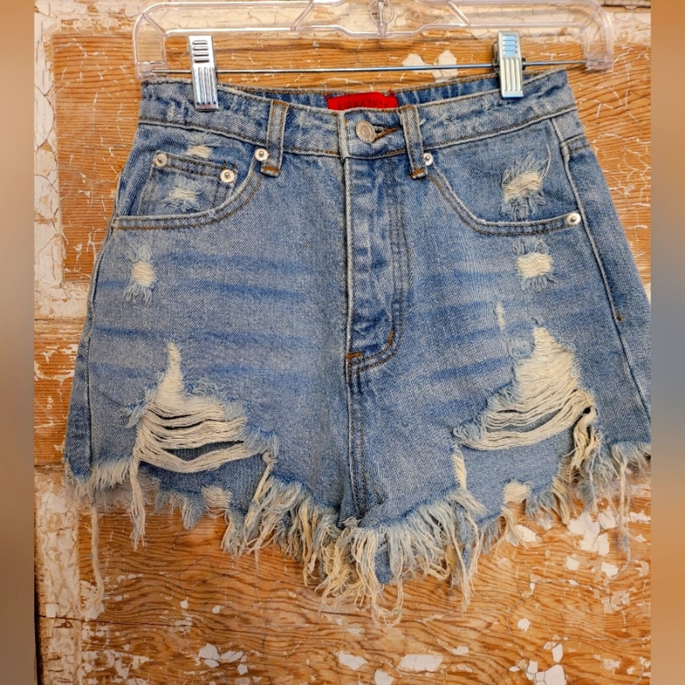 NWT - Signature 8 Button Fly Jean Shorts. Size Small